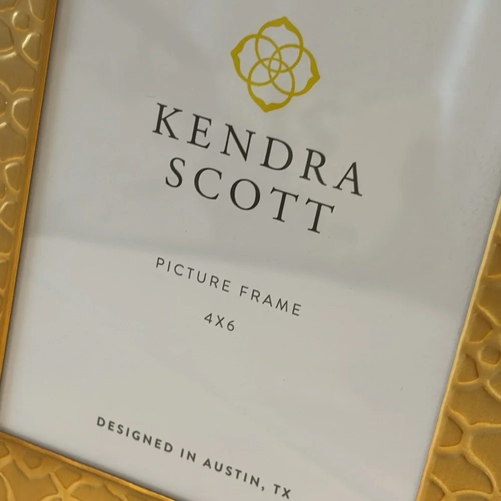 Kendra Scott 4” x 6” Gold Stamped Metal Filigree Picture Frame Velvet Easel